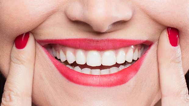 خطرات و عوارض احتمالی تزریق بوتاکس برای درمان لبخند لثه‌ ای چیست؟